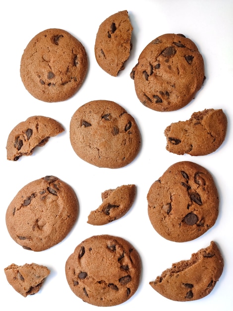 Galletas de chocolate redondas con trozos de chocolate aislado se encuentra sobre un fondo blanco.