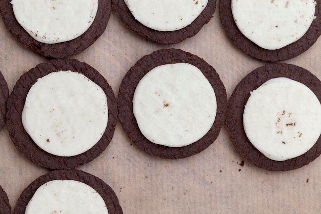 Galletas de chocolate con relleno de crema cremosa