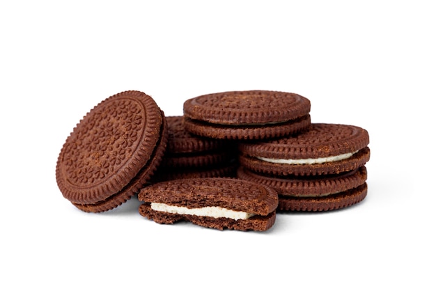 Galletas de chocolate con relleno de leche aisladas sobre fondo blanco.