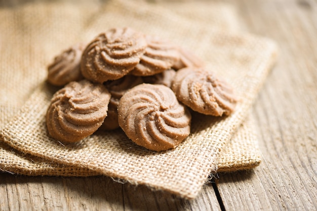 Galletas de chocolate en el saco y galletas de madera, mini galletas