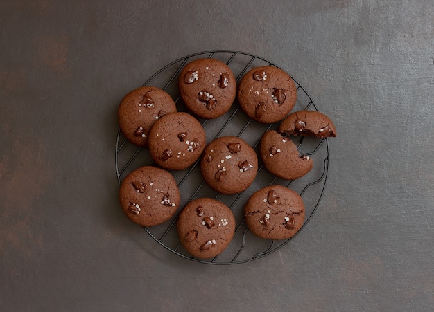 Galletas de chocolate con sal y trozos de chocolate. Repostería casera. Receta. Comida vegetariana.