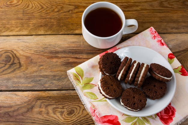 Galletas de chocolate sandviches y taza de té