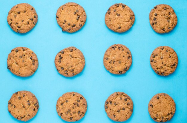 Galletas con chocolate sobre un fondo azulPastel casero