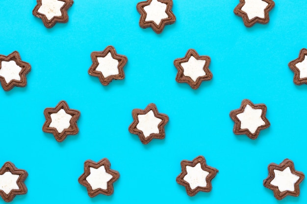 galletas de chocolate sobre un fondo de color azul