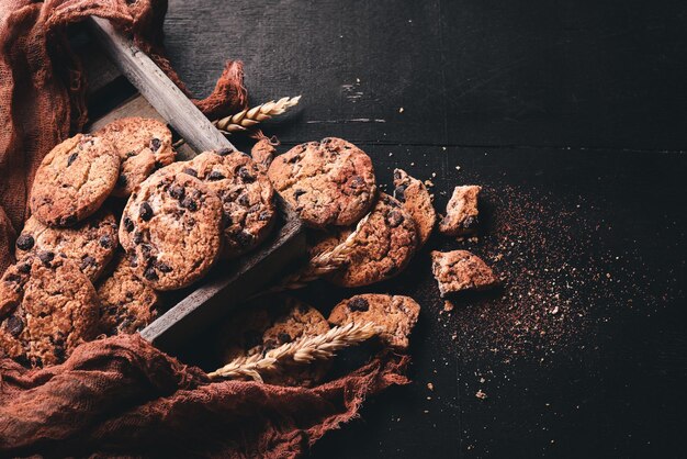 Galletas con chocolate Sobre un fondo de madera Vista superior Espacio libre para su texto