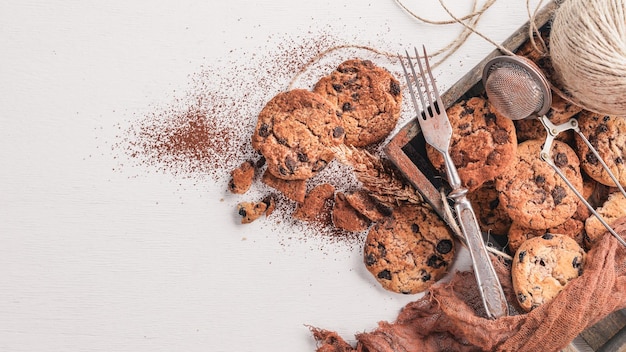 Galletas con chocolate Sobre un fondo de madera Vista superior Espacio libre para su texto