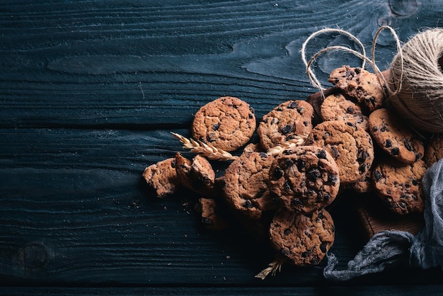 Galletas con chocolate Sobre un fondo de madera Vista superior Espacio libre para su texto