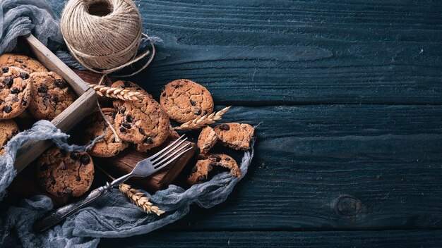 Galletas con chocolate Sobre un fondo de madera Vista superior Espacio libre para su texto