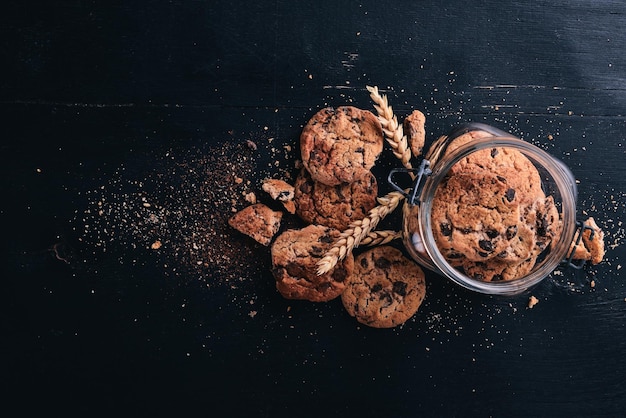 Galletas con chocolate Sobre un fondo de madera Vista superior Espacio libre para su texto