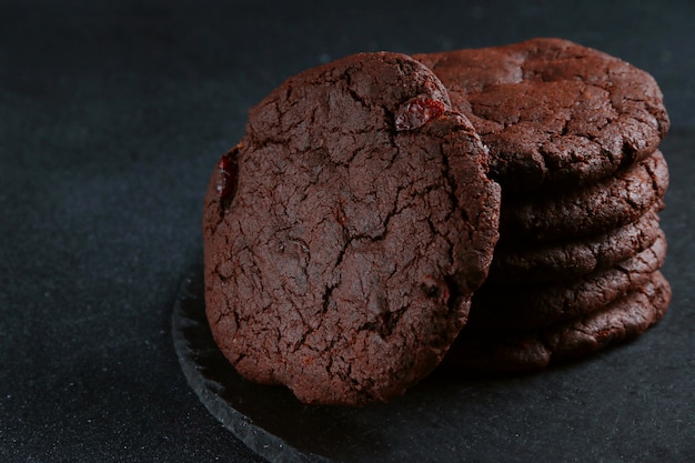 Galletas de chocolate sobre fondo oscuro