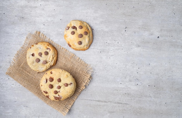 Galletas de chocolate sobre una mesa de madera con espacio para copiar