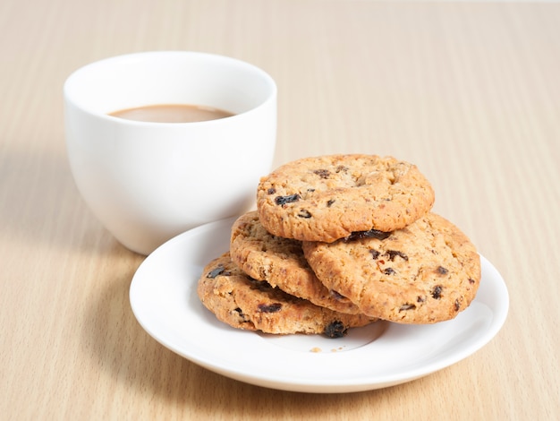 Galletas de chocolate con una taza de café