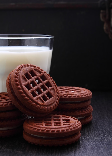 Galletas de chocolate con un vaso de leche