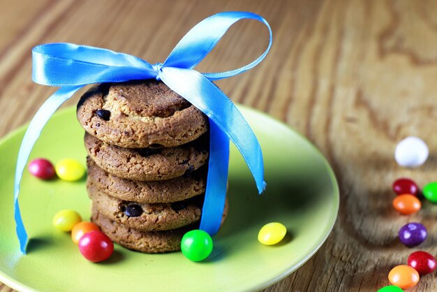 Galletas con cinta en plato