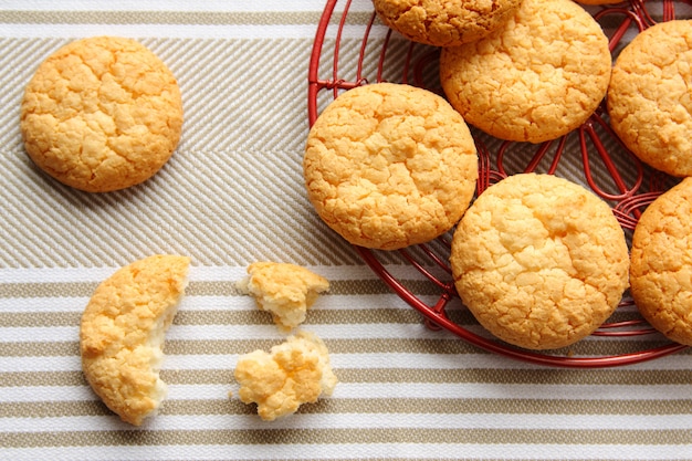 Galletas de coco caseras en cuadrícula roja