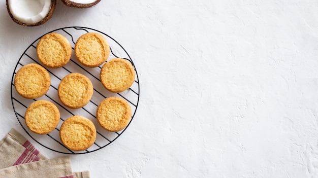 Galletas de coco sobre un fondo blanco Cocos