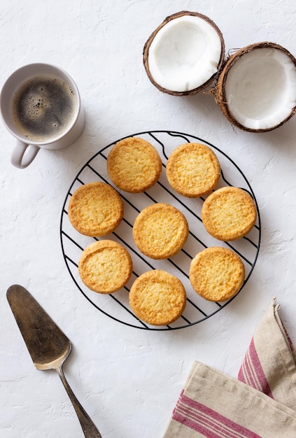 Galletas de coco sobre un fondo blanco Cocos