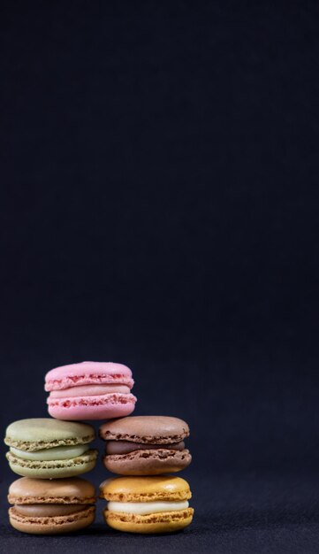 Galletas de colores sobre fondo negro