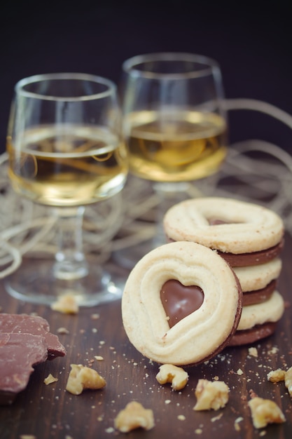 Galletas con copas de vino.