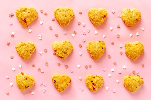 galletas de corazón caseras con confeti dulce espolvoreado rosa para el día de San Valentín amor para el día de la mujer