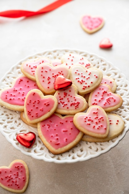 Galletas de corazón Galletas de mantequilla caseras con glaseado rosa y chispas