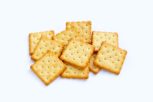 Galletas cracker secas sobre fondo blanco.
