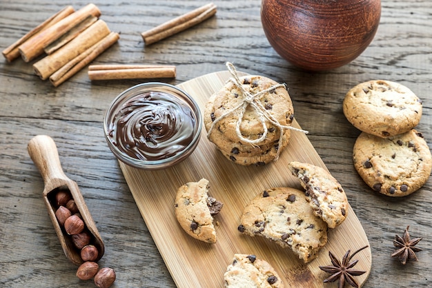 Galletas con crema de chocolate y avellanas