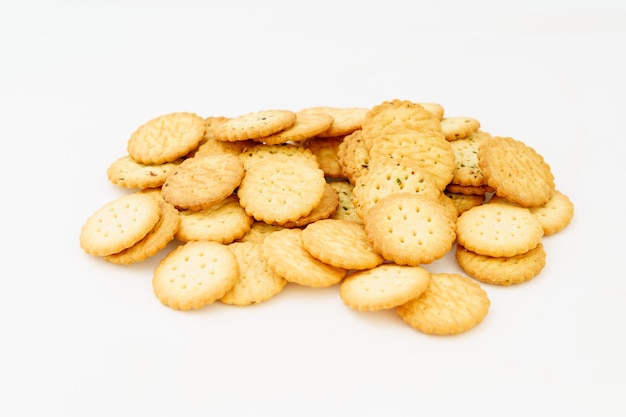 Foto galletas de crema sobre un fondo blanco