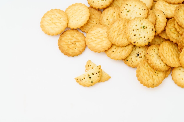 Foto galletas de crema sobre un fondo blanco