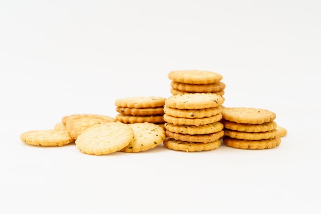 Galletas de crema sobre un fondo blanco