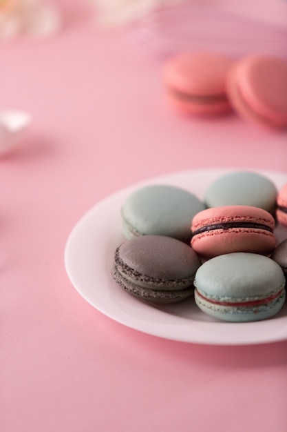 Las galletas con crema sobre fondo rosa