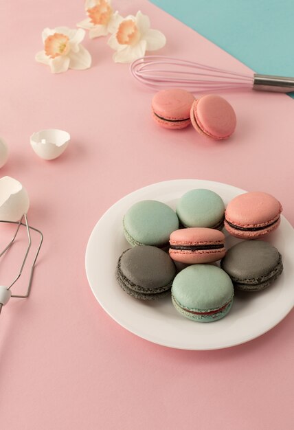 Las galletas con crema sobre fondo rosa