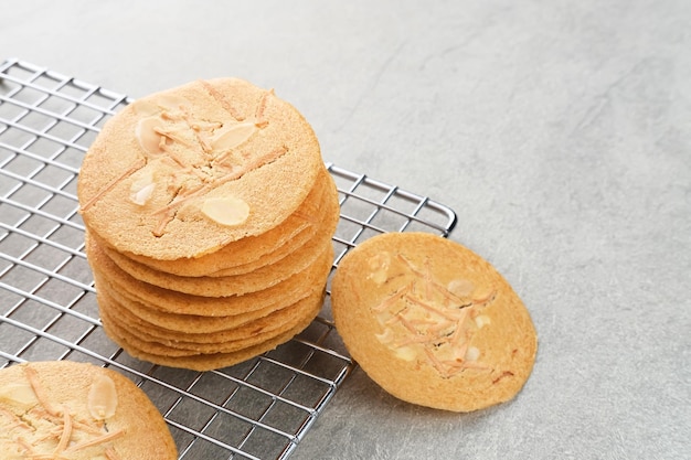 Galletas crujientes de almendras con queso rallado textura fina