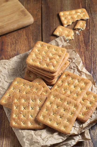 Galletas cuadradas en la mesa