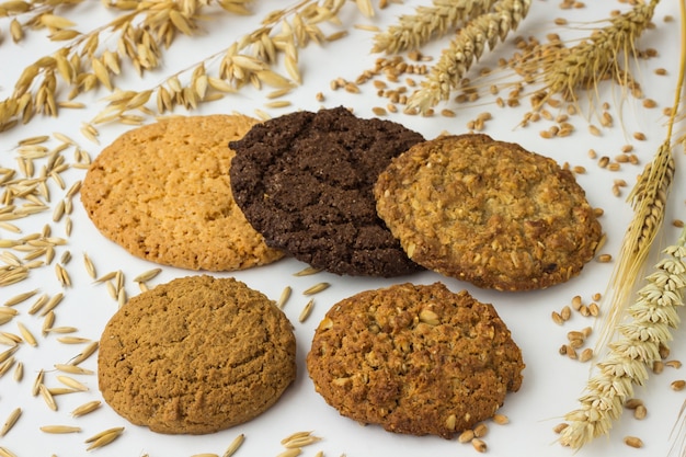 Galletas cuadradas redondas, espigas de trigo y avena