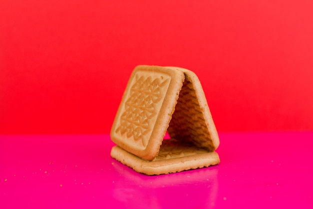 Galletas cuadradas sobre un fondo rosa en la mesa