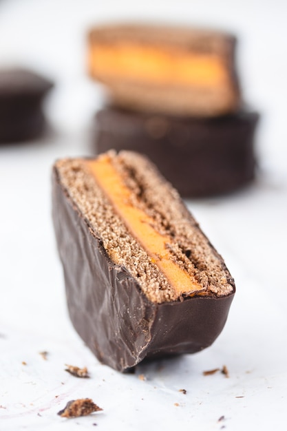 Galletas cubiertas de chocolate con relleno de crema de naranja