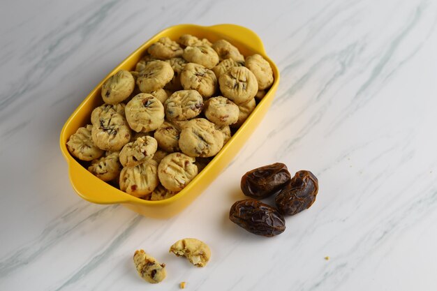 Las galletas de dátiles son una especie de galletas de mantequilla con frutos de dátiles y almendras ralladas