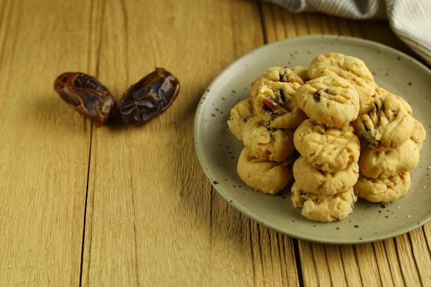 Las galletas de dátiles son una especie de galletas de mantequilla con frutos de dátiles y almendras ralladas