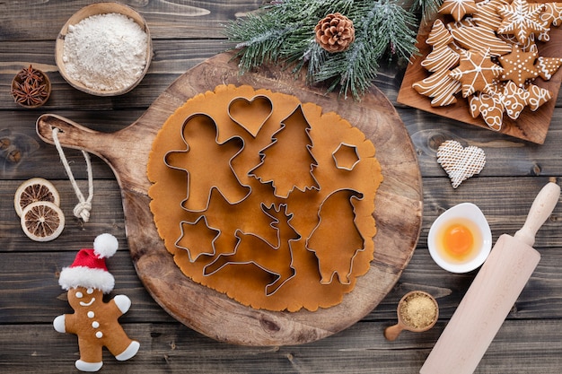 Foto galletas de decoración navideña, hornear galletas navideñas en casa.