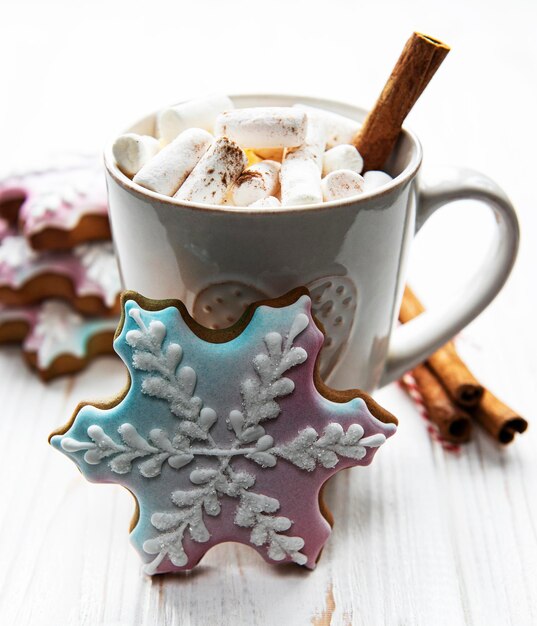 Galletas y decoraciones de pan de jengibre de cacao de Navidad