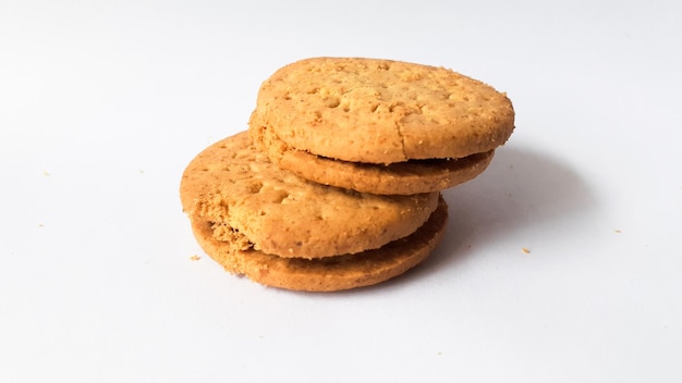 GALLETAS Deliciosas galletas redondas de trigo con algunas migas aisladas en blanco