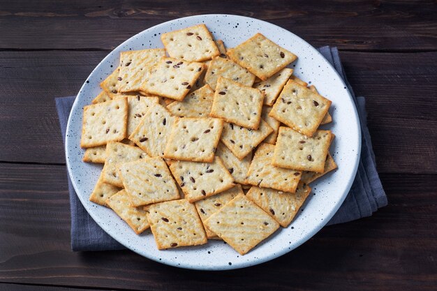 Galletas deliciosas galletas saludables con semillas de lino y semillas de sésamo en un plato. Fondo de un bocadillo saludable, de cerca.