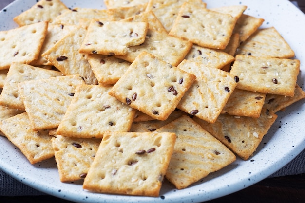 Galletas deliciosas galletas saludables con semillas de lino y semillas de sésamo en un plato. Fondo de un bocadillo saludable, de cerca.