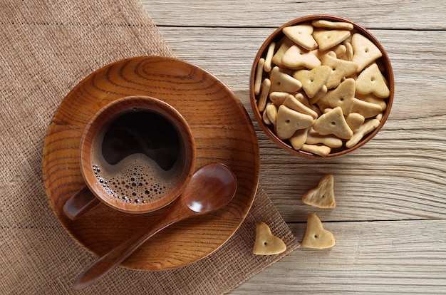 Galletas de dieta pequeñas en un tazón y una taza de café