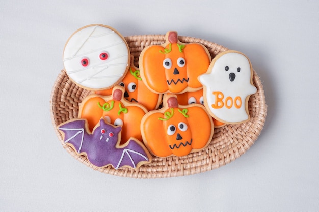 Galletas divertidas de Halloween en cesta de madera. Truco o amenaza, Feliz Halloween, Hola octubre, otoño otoño, festivo, fiesta y concepto de vacaciones