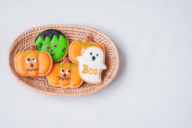 Galletas divertidas de Halloween en cesta de madera. Truco o amenaza, Feliz Halloween, Hola octubre, otoño otoño, festivo, fiesta y concepto de vacaciones