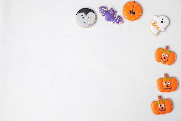 Foto galletas divertidas de halloween en fondo blanco. truco o amenaza, feliz halloween, hola octubre, otoño otoño, festivo, fiesta y concepto de vacaciones