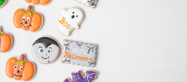 Galletas divertidas de Halloween en fondo blanco. Truco o amenaza, Feliz Halloween, Hola octubre, otoño otoño, festivo, fiesta y concepto de vacaciones