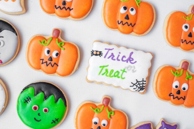 Galletas divertidas de Halloween en fondo blanco. Truco o amenaza, Feliz Halloween, Hola octubre, otoño otoño, festivo, fiesta y concepto de vacaciones